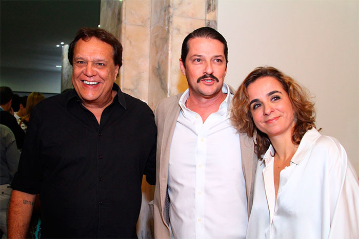 Aline Riscado e Felipe Roque curtem inauguração de teatro