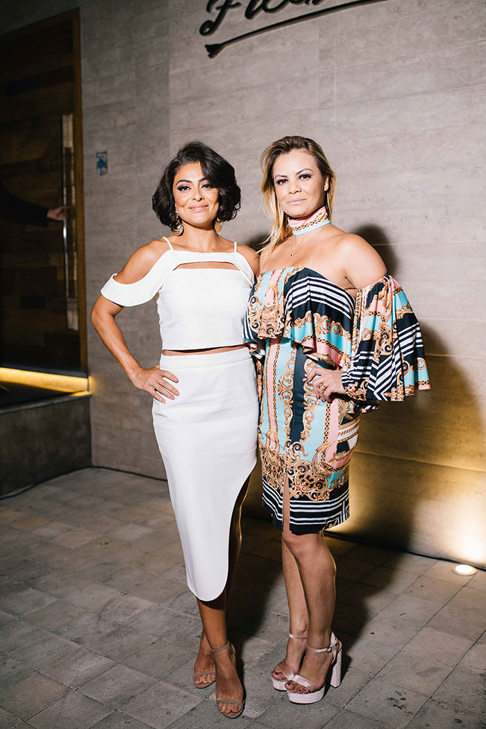 Toda de branco, Juliana Paes confere lançamento alto verão