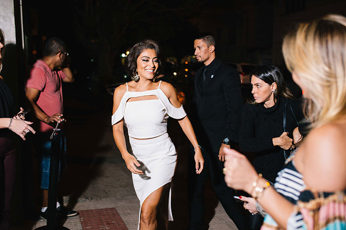 Toda de branco, Juliana Paes confere lançamento alto verão