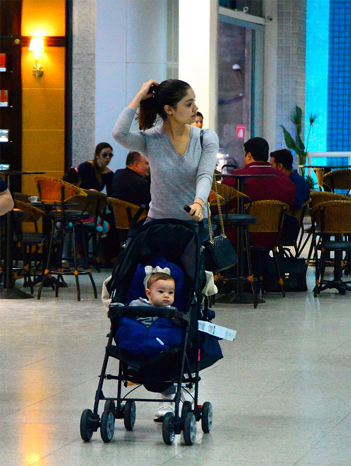 Com o filho, Sophie Charlotte circula por aeroporto do Rio