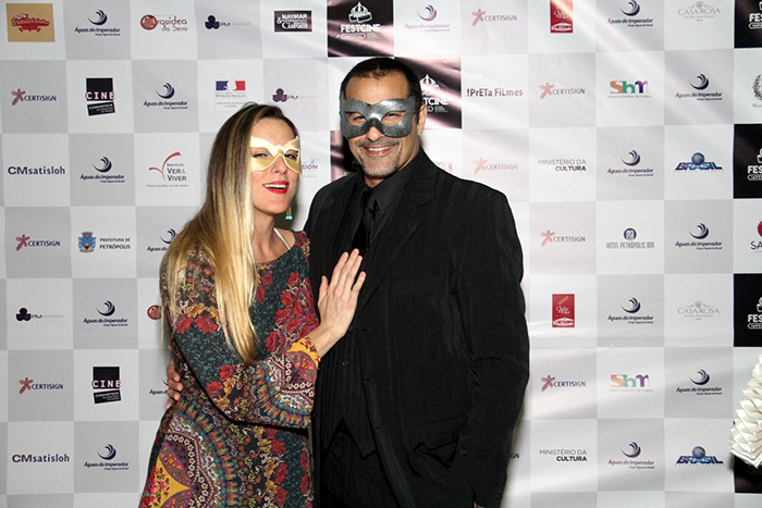 Luciano Szafir e a esposa se divertem em baile de máscaras