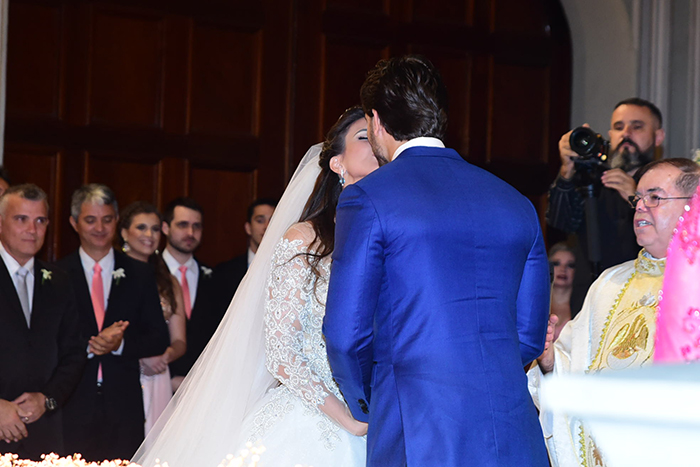 Kamilla Salgado e Eliéser se beijam e emocionam os convidados