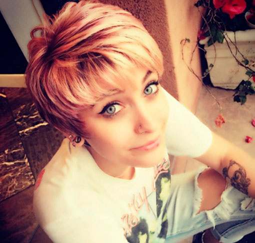 O cabelo loiro e a postura mais ousada, graças à tatuagens, piercings e mudanças no cabelo, de Paris Jackson fizeram alguns fãs a compararem ao estilo da cantora  Miley Cyrus