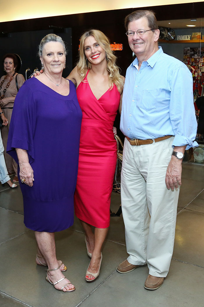 Carol com os pais Maíra e Roberto Dieckmann