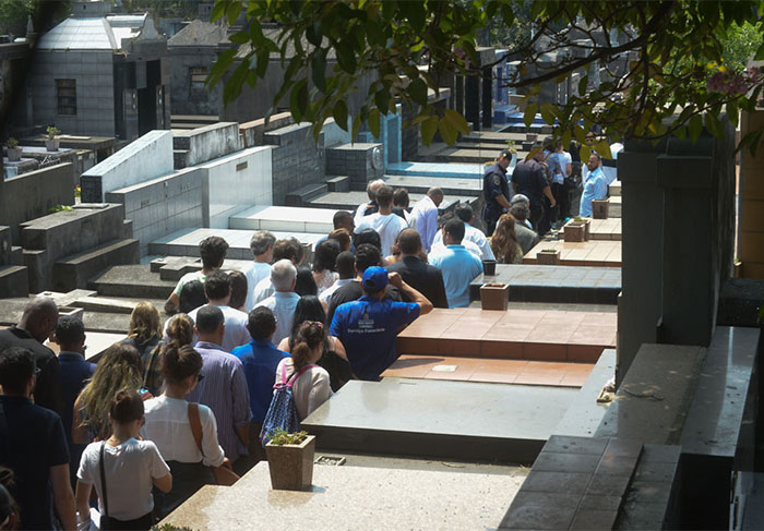 Várias pessoas acompanharam o enterro de Domingos Montagner, em cemitério de São Paulo