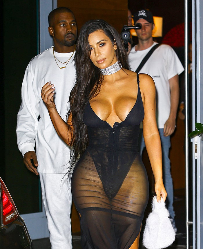 Kim Kardashian usa body transparente e mostra tudo