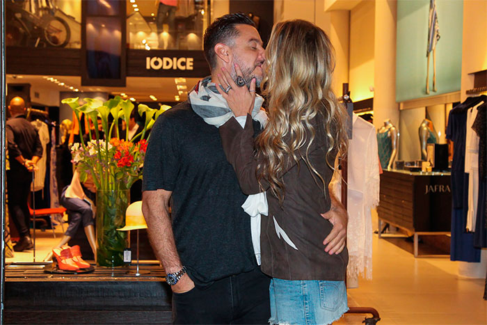  Adriane Galisteu dá mega beijo no maridão em lançamento
