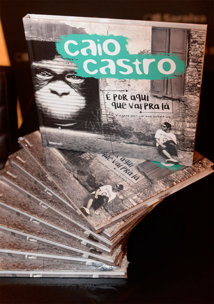 Caio Castro faz pose para fotos durante lançamento de livro