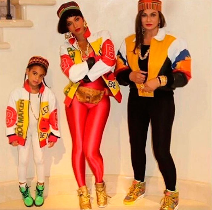 Blue Ivy, filha de Beyoncé e Jay-Z, com a mãe e a avó
