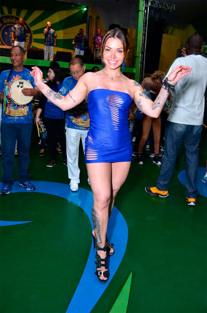  Júlia Menezes usa decotão ao cair no samba com Fabi Frota 