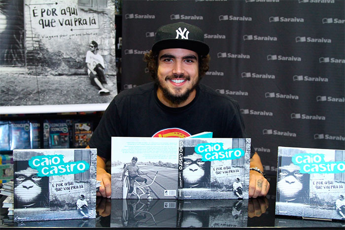 Caio Castro faz a alegria de fãs em tarde de autógrafos 