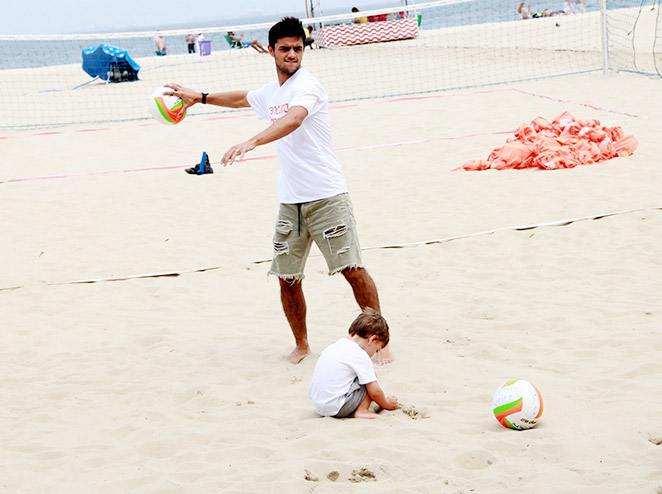 Filho de Felipe Simas é pura fofura na praia 