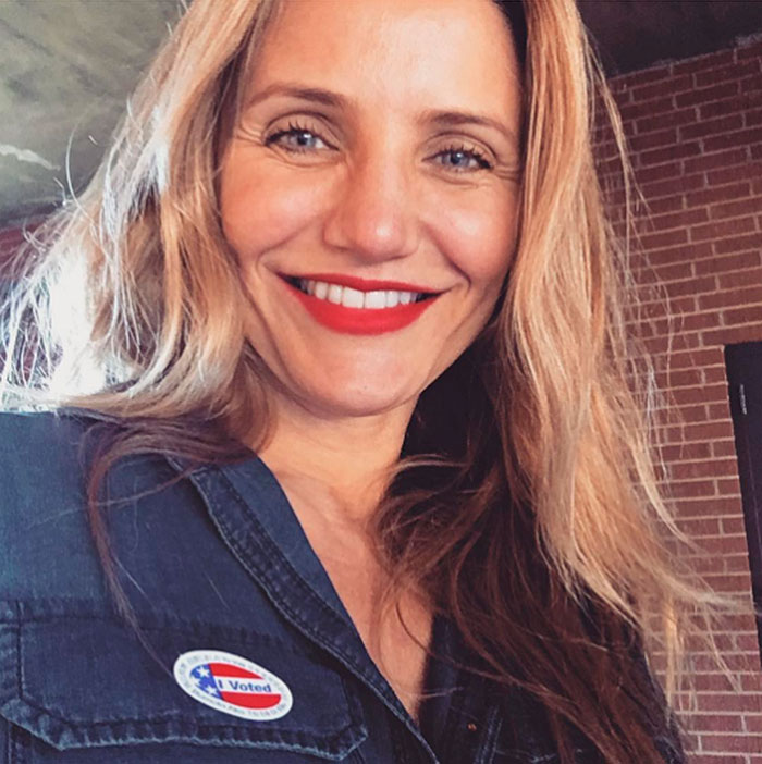 Toda maquiada, Cameron Diaz compartilhou uma foto logo após a votação