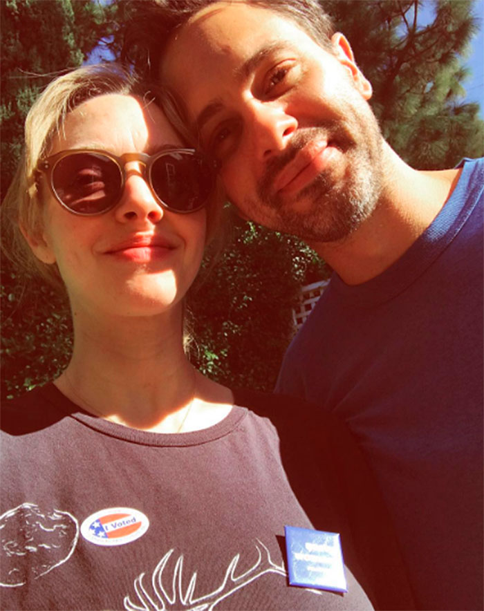 Amanda Seyfried posou ao lado do namorado Thomas Sadoski depois de votar nos EUA