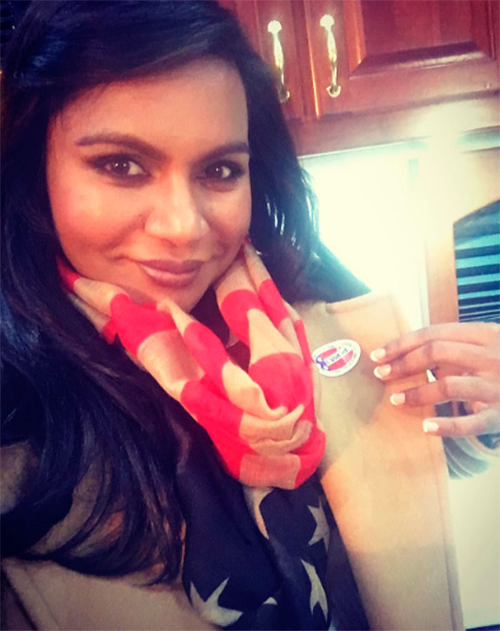 Protagonista da série The Mindy Porject, Mindy Kaling posou com o adesivo que recebeu após votar 