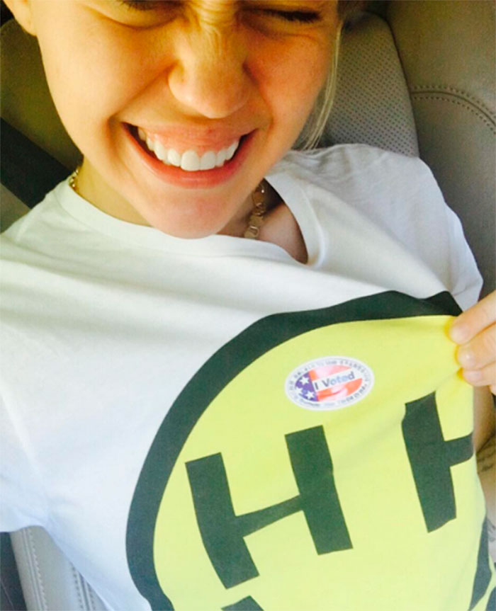 Sorridente, Miley Cyrus compartilhou a felicidade ao votar 