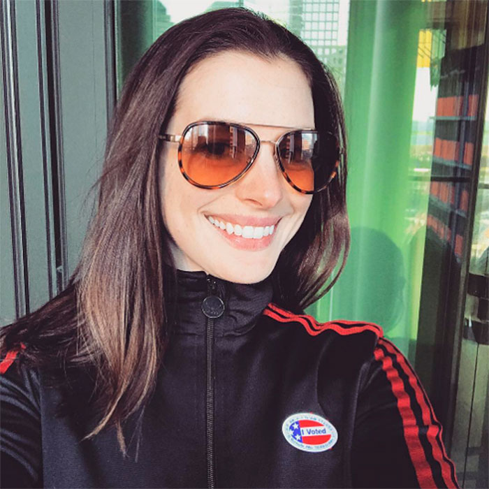 Anne Hathaway publicou uma foto logo que votou