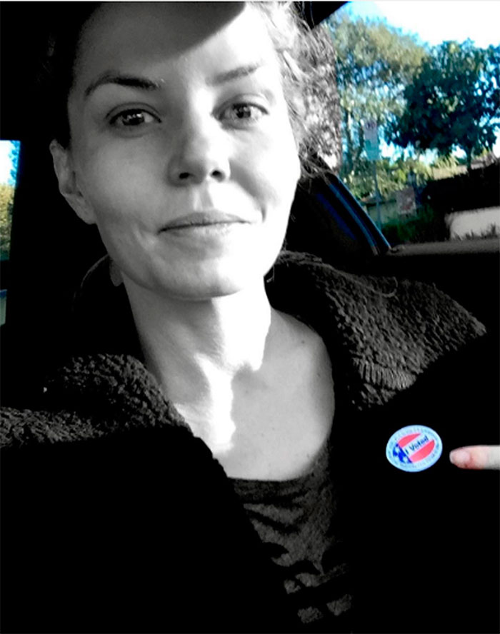 Jennifer Morrison, da série Once Upon a Time, incentivou os seguidores a votar 