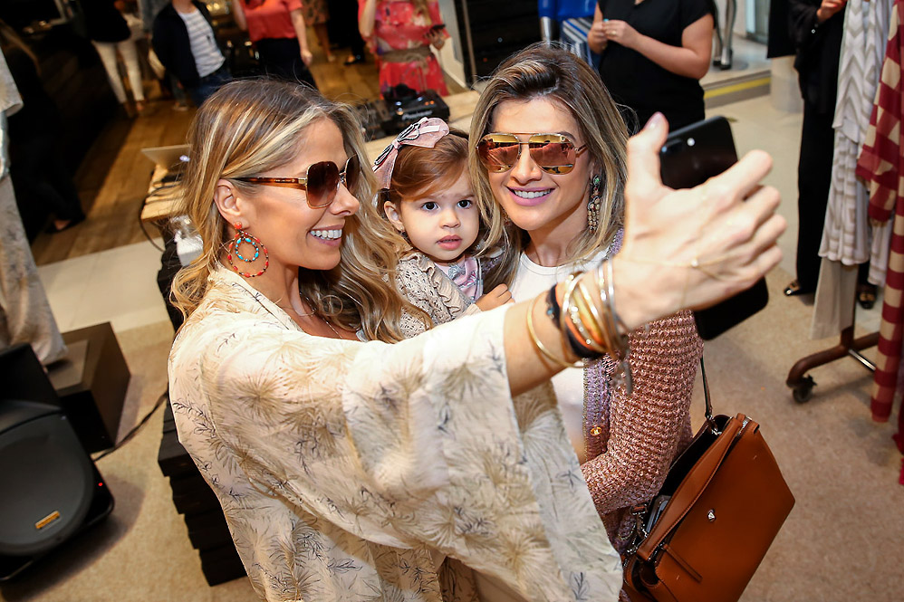 Adriane Galisteu faz selfie com Mirella Santos e Valentina