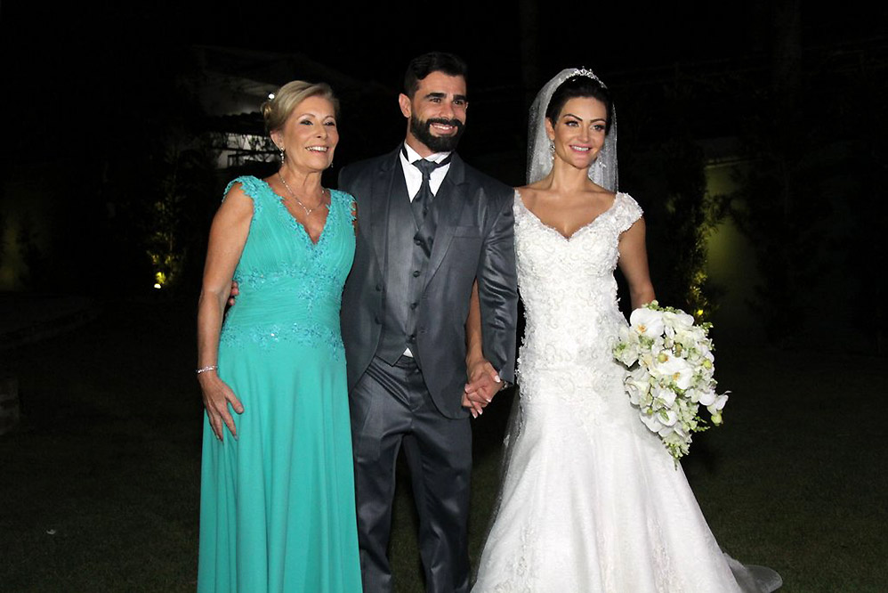 Jorge Souza posa ao lado da mãe e da noiva