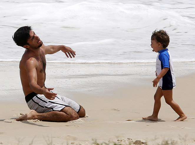 Felipe Simas se diverte com o filho e a esposa em praia