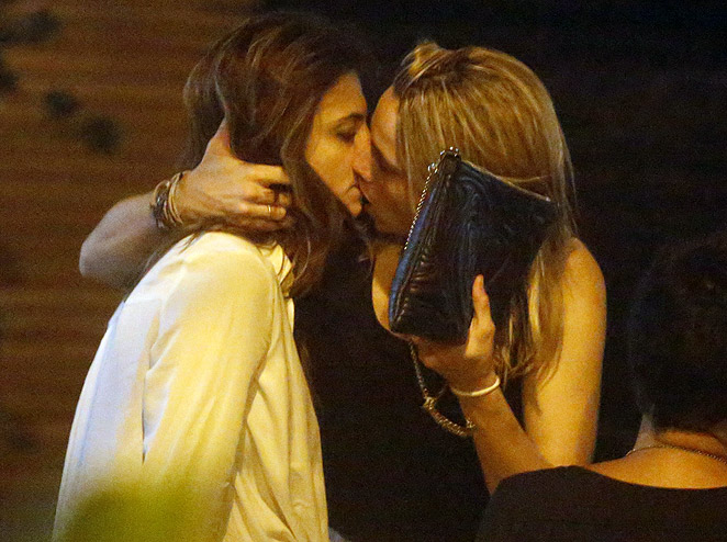 Fernanda Gentil troca beijos e carinhos com a namorada em comemoração