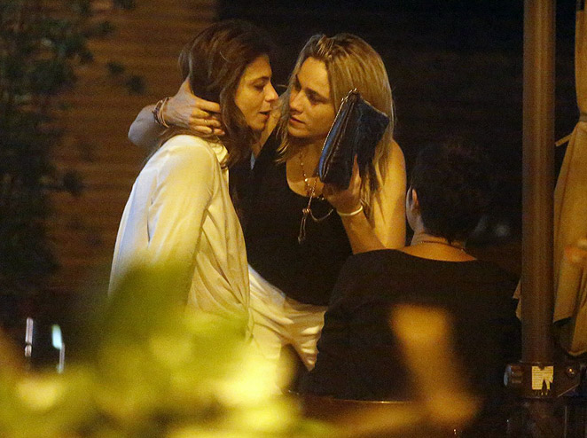 Fernanda Gentil troca beijos e carinhos com a namorada em comemoração