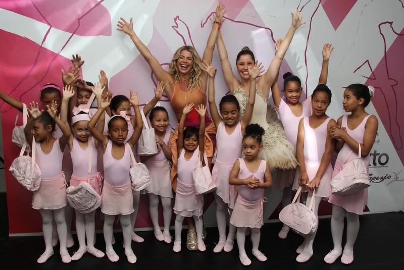 Ao lado das crianças, Karina comemora inauguração da sala de balé