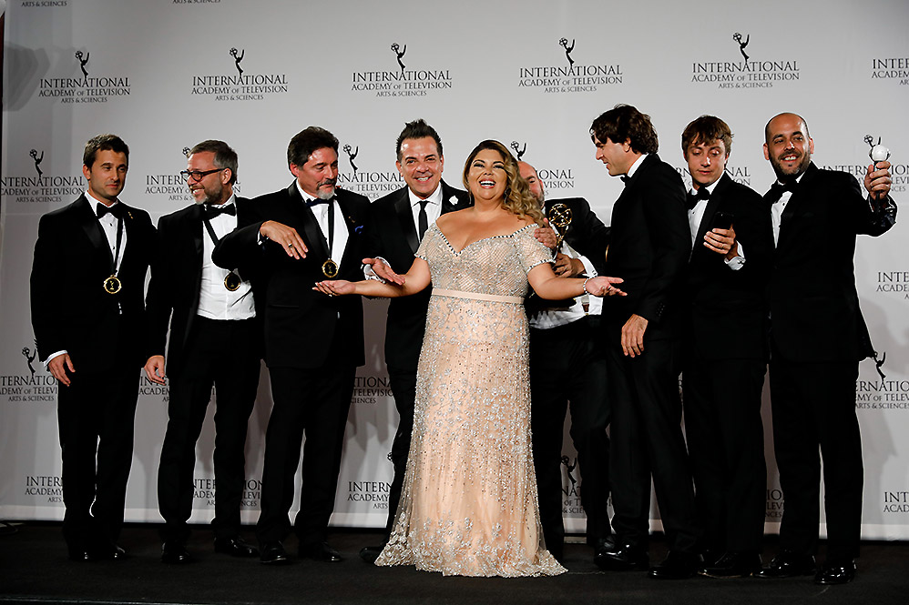 Fabiana Karla com os vencedores da produção Francisco, El Jesuita, no Emmy Internacional