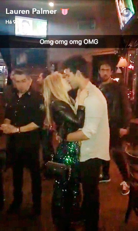 Novo casal? Taylor Lautner é clicado aos beijos com colega de Scream Queens