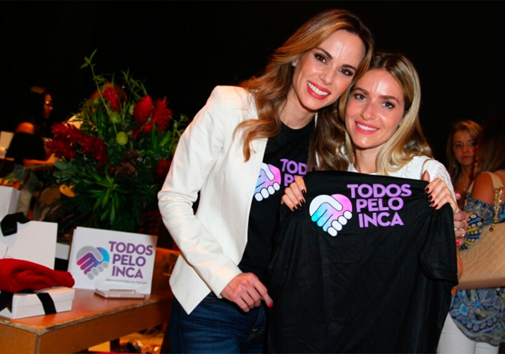  Ana Furtado e Monique Alfradique posam com a camiseta da ação