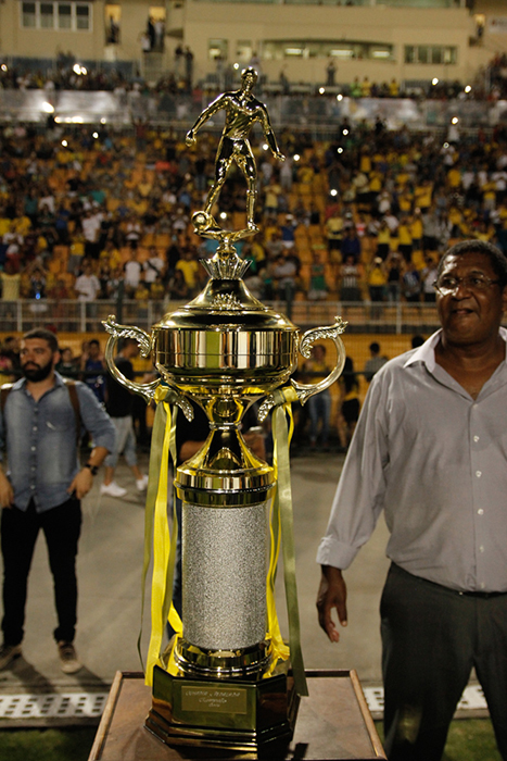 O enorme troféu conquistado pelo time de Neymar Jr. 