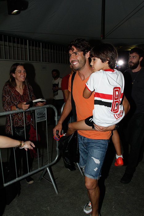 Kaká chegou no estádio acompanhado do filho, Luca