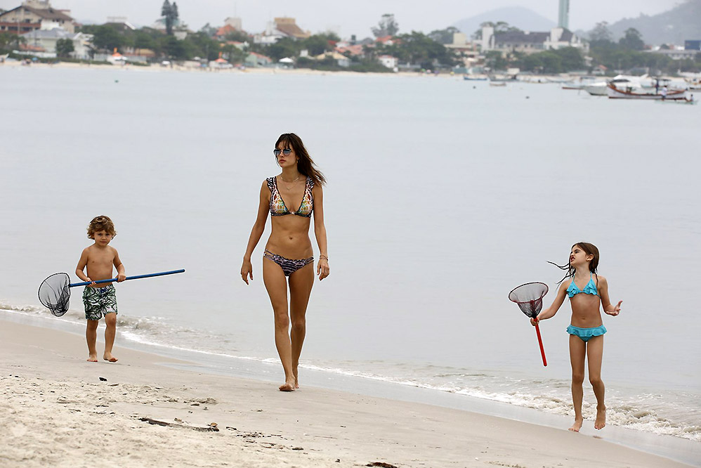 Alessandra Ambrósio esbanja boa forma na praia com os filhos