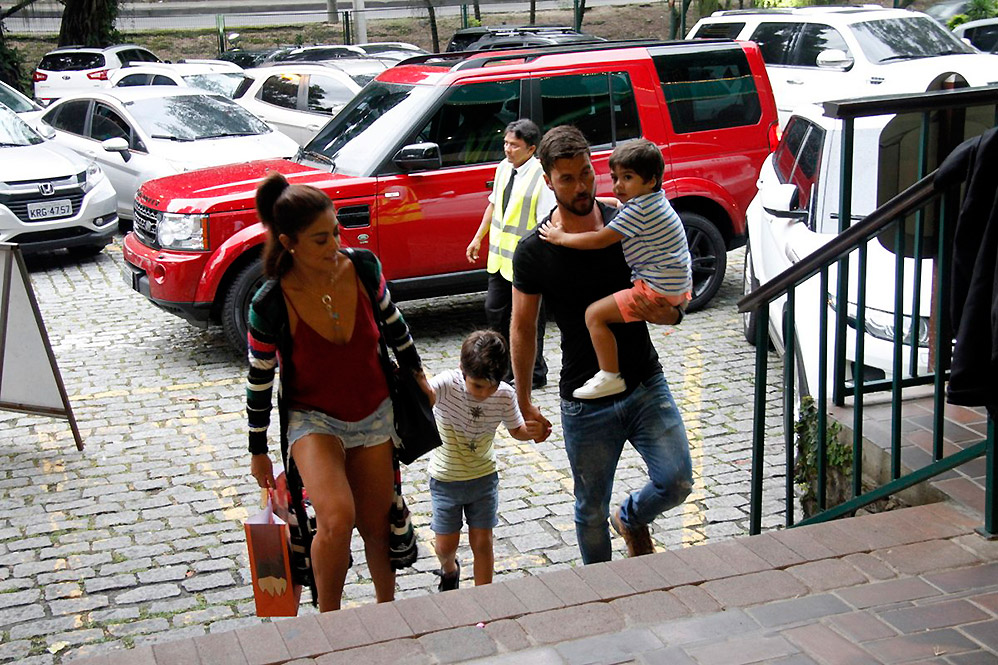 Juliana Paes, com marido e filhos, Antônio e Pedro