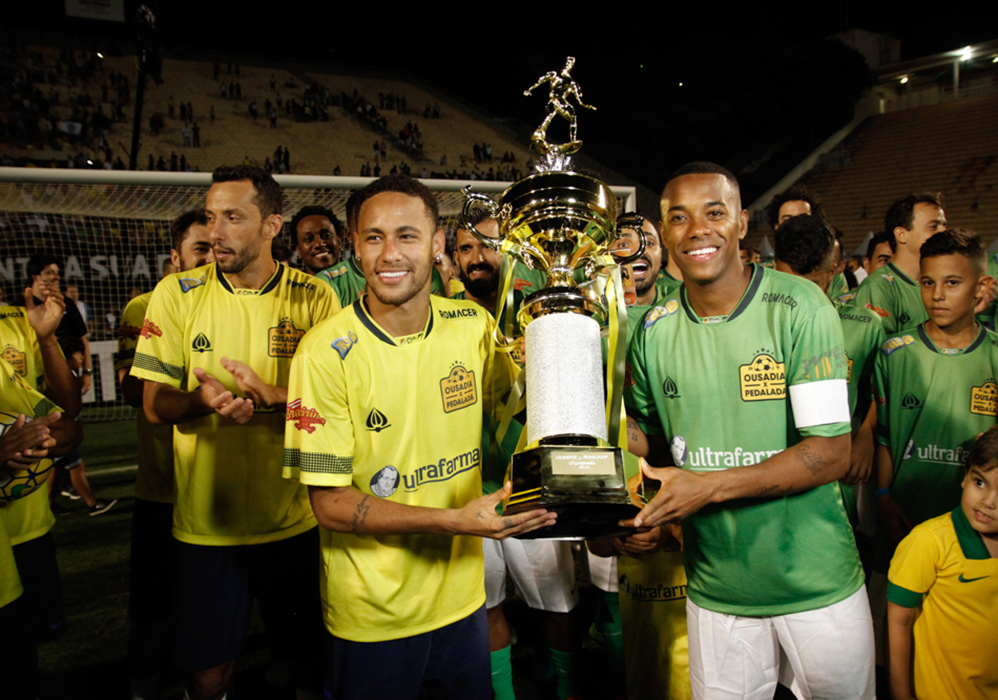 Neymar Jr. e Robinho fizeram questão de posar para fotos com o grande troféu do jogo