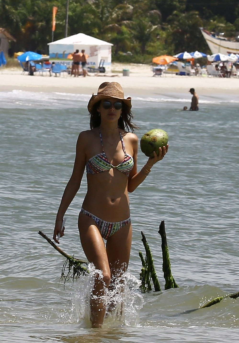 Alessandra Ambrósio com corpo impecável na praia. Confira!