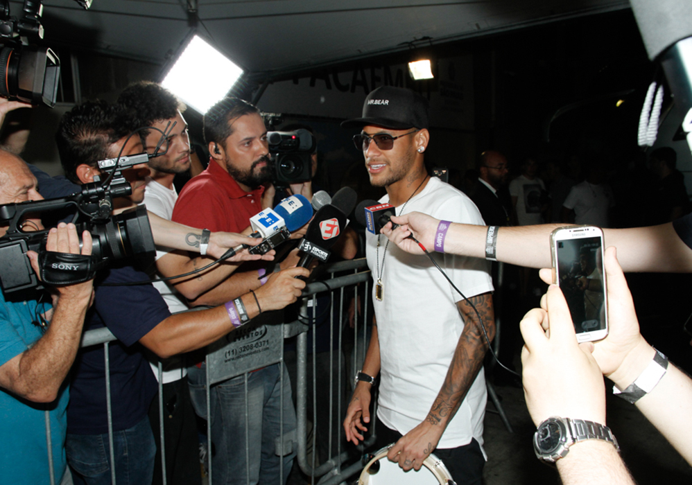 Neymar Jr. já chegou no Estádio do Pacaembu posando, todo sorridente, para fotos