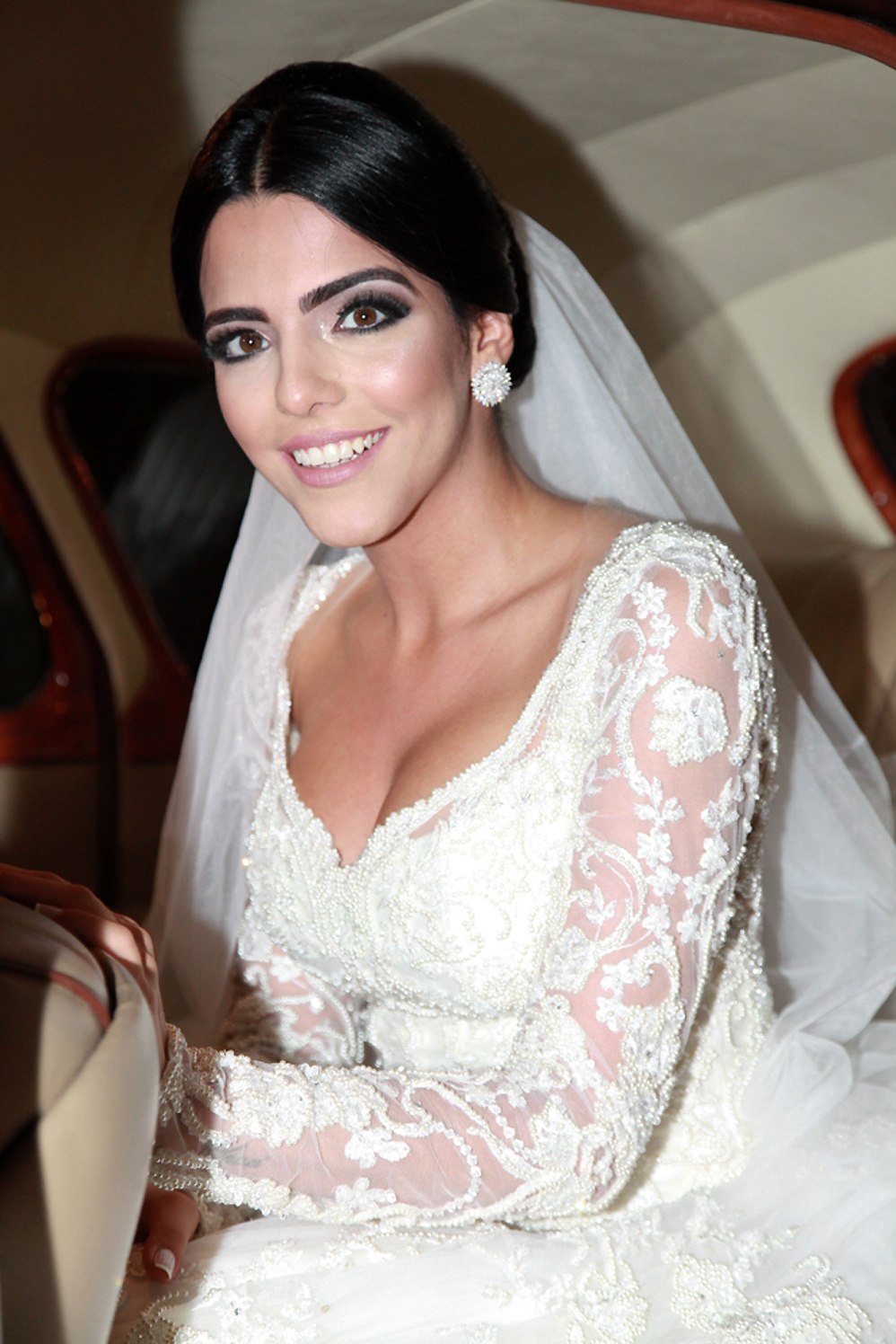 Ainda dentro do carro, a noiva Larissa Saad posou para algumas fotos