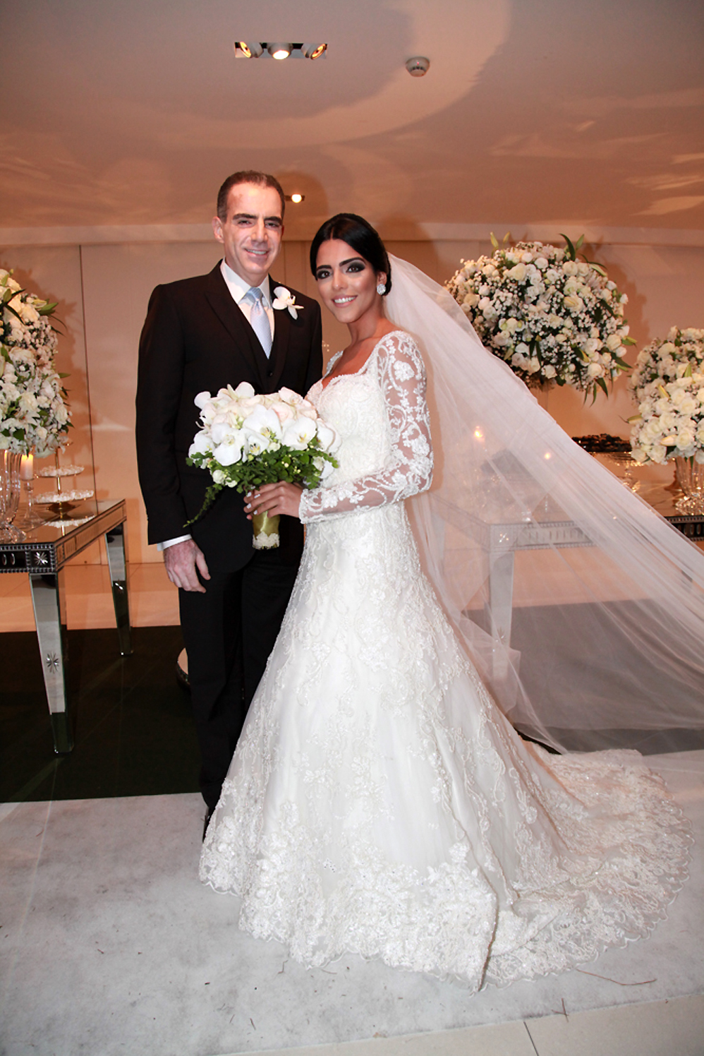 Larissa Saad apostou em um vestido de noiva mais clássico, chamando a atenção principalmente por seu enorme véu