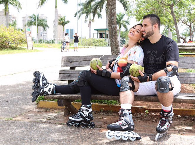 Andressa Urach e marido andam de patins em parque