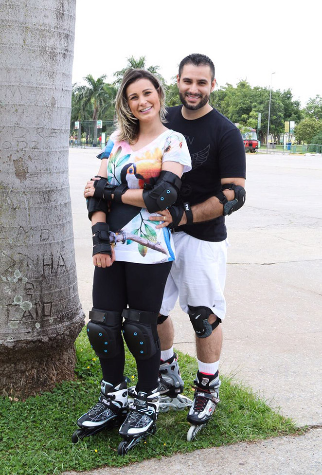 Andressa Urach e marido andam de patins em parque