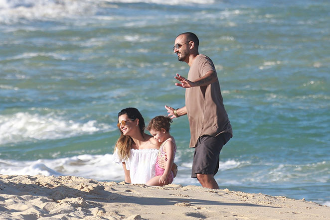Fernanda Motta na praia com a família