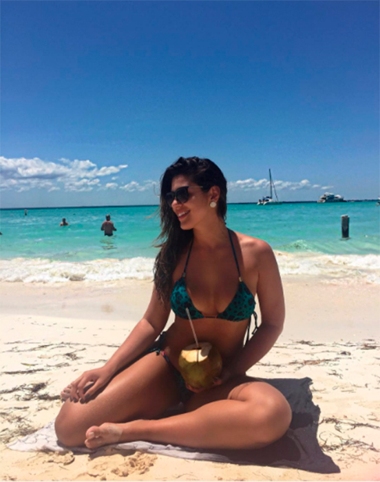 A bela adora curtir uma praia e com água de coco então, fica perfeito