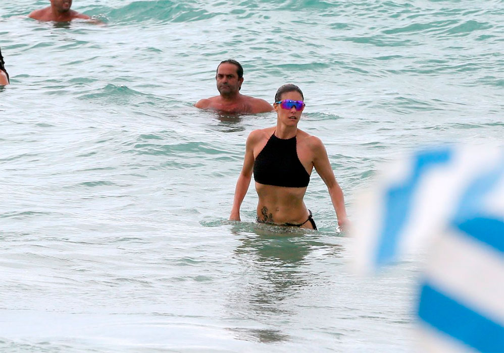 Fernanda Lima foi se refrescar no mar