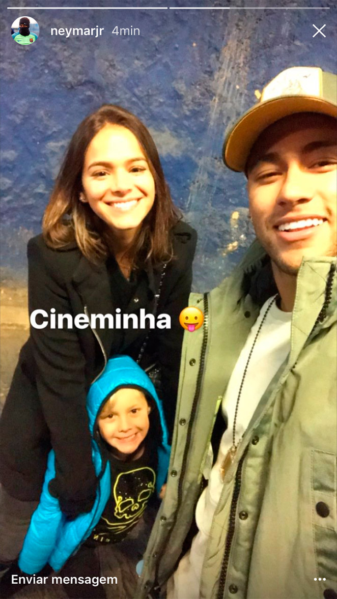 Na Espanha: Neymar vai ao cinema com filho e Marquezine