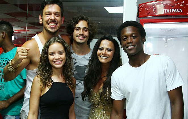 Atores de Rock Story curtem noite de samba com Vivi Araújo