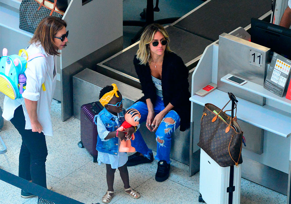 Giovanna Ewbank e a filha, Titi, foram fotografadas embarcando no aeroporto Santos Dumont, no Rio de Janeiro, nesta quinta-feira (16)