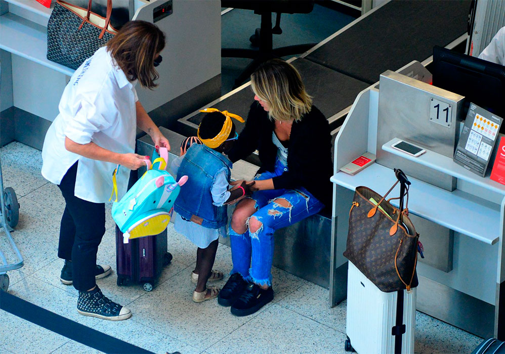 Giovanna Ewbank e a filha, Titi, foram fotografadas embarcando no aeroporto Santos Dumont, no Rio de Janeiro, nesta quinta-feira (16) 