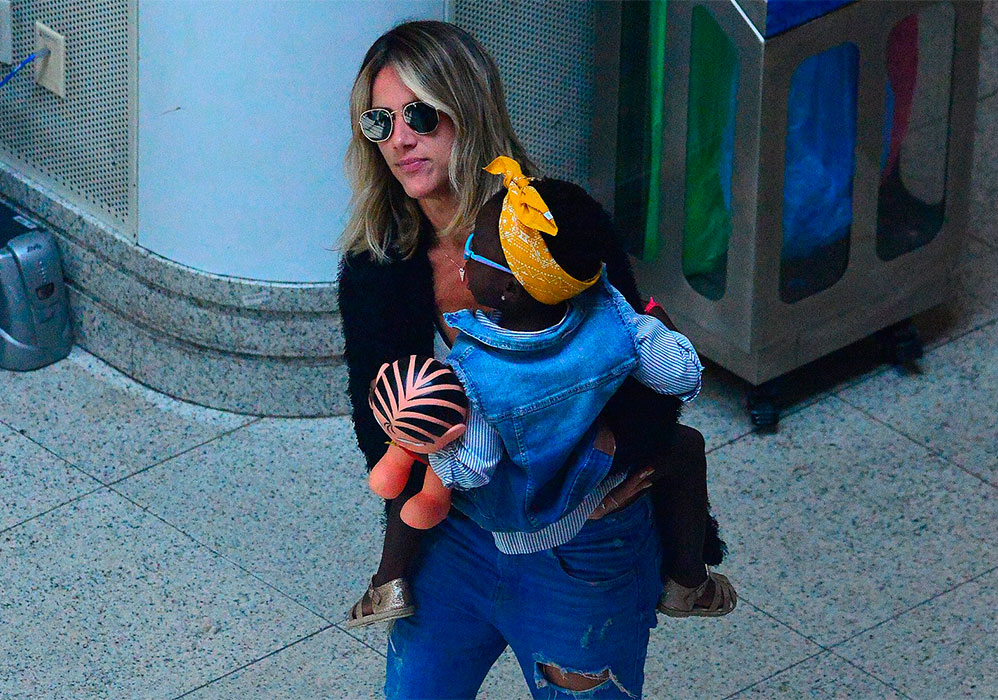 Giovanna Ewbank e a filha, Titi, foram fotografadas embarcando no aeroporto Santos Dumont, no Rio de Janeiro, nesta quinta-feira (16) 